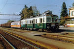 CHEMINS DE FER FRIBOURGEOIS GRUYERE - FRIBOURG - MORAT/GFM.
GFM ABDe 4/4 162 mit einem gemischten Zug in Ins auf die Abfahrt nach Fribourg wartend im August 1989.
Sämtliche Triebwagen vom Typ ABe 4/4 (166-167) und ABDe 4/4 (161-165) aus den Jahren 1946 bis 1948 wurden nach der Ausrangierung abgebrochen. 
Foto: Walter Ruetsch