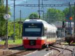 trn - NINA Triebwagen RABe 527 321 bei der ausfahrt aus dem  Bahnhof von Freurier nach Neuchtel am 09.08.2008