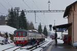 TRAVYS/PBr: Vom Val-de-Travers in das Vallée de Joux. Zur Zeit verkehrt der Schülerzug mit RBDe 567 315, B 503520-33301-7 und dem Abt 202 ex TRN/RVT. Die Schulkinder bei der Ankunft in Le Lieu  am 4. März 2014.
Foto: Walter Ruetsch