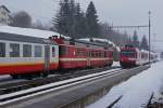 TRAVYS/PBr: Vom Val-de-Travers in das Vallée de Joux. Zur Zeit verkehrt der Schülerzug mit RBDe 567 315, B 503520-33301-7 und dem Abt 202 ex TRN/RVT. Farbenvielfallt anlässlich einer Zugskreuzung in Le Lieu am 4. März 2014.
Foto: Walter Ruetsch