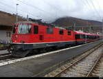 OeBB +  ex SBB 430 350-9 mit dem Personenwagen ex BlS  B 50 85 22-35 629-6 im Bhf.