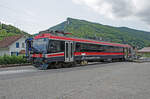 Mittwoch den 17.07.2024 um 13:39 Uhr im Bahnhof Balsthal in der Gemeinde Balsthal (SO). Heute Mittwoch den 17. Juli 2024 feiert die OeBB (Oensingen – Balsthal Bahn) auf den Tag genau ihr 125-jähriges Bestehen. Die Feier mitten unter der Woche ist ein Erfolg. Der OeBB-Triebwagen RBe 546 109 mit der UIC Bezeichnung RBe 94 85 7546 109-0 CH-OeBB (Ex Montafonerbahn ET 10.109, Baujahr: 2000, Hersteller: Stadler Bussnang) wird heute Eingesegnet. Der Sportschütze Jan Lochbihler stellt sich als Taufpate zur Verfügung. Die Einsegnung nimmt Pfarrer Jürg von Niederhäusern vor. Die aus halb Europa angereiste Familie Bloch, die Nachfahren von Josef Bloch, der Präsident des Initiativkomitees für den Bau der OeBB werden bei der Einsegnung um 17:00 Uhr dabei sein. Das Fahrzeug wird auf den Namen Josef (Joseph) Bloch getauft. Später erfolgt die Anbringung von zwei Gemeindewappen am Fahrzeug (Oensingen und Balsthal). Koordinaten GMS  Global für diese Aufnahmen (Grad, Minuten, Sekunden): N 47° 18’ 44.0’’ O 7° 41’ 34.3’’