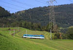 Unterhalb Kräbel kommt der Arth Rigi Bahn Pendelzug Triebwagen 13 (1954) mit Steuerwagen 23 (1960) und Güterwagen 69 herunter.