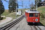 Beginn der Doppelspur in Rigi Kaltbad First. Auf Sichtdistanz zum vorausfahrenden Zug folgt Bhe 2/4 1 + Vorstellwagen. (20.04.2018)