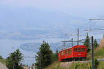 Abstieg - Zug mit Triebwagen 5 und den beiden Personenwagen 8 und 1 der Vitznau-Strecke im Abstieg von Rigi Kulm.