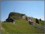 Hier sieht man einen Zug aus Vitznau kurz vor Erreichen der Rigi Kulm. brigens: hier ist der Himmel noch schn klar und blau, aber gut 20 Minuten spter war der ganze Gipfel komplett in Wolken verhllt, und man konnte kaum die Hand vor Augen sehen. (20.07.2007)