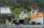 Bhe 4/6 Nr. 44 hat am 25.04.2022 den Bahnhof Vitznau am Ufer des Vierwaldstädter Sees erreicht.