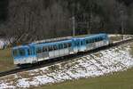 Ein Pendelzug der Rigibahnen aus der älteren Generation fährt bei Chräbel talwärts Richtung Goldau.