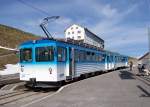 Moderner Triebwagen Nr.15 mit Beiwagen der Rigi Bahnen AG am 30.04.2005 in Rigi Kulm 1800m.