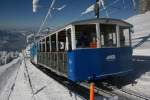 Vor einem weiten Ausblick auf das frisch verschneite Luzerner Hinterland rollt der Schlittelwagen 34 zusammen mit Triebwagen 14 als Leerzug vom Rigi-Kulm talwrts Richtung Staffel und Klsterli.