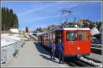 Wegen zwei reiseungewohnten Amerikanerinnen, die den roten mit dem blauen zug verwechselt haben, warten wir in Rigi Staffel auf den nachfolgenden ARB Zug, damit alle Reisenden auf der richtigen Seite des Bergs landen. (14.02.2011)