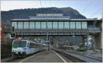 Der Voralpenexpress 2563 aus Luzern nach St.Gallen fährt in Arth-Goldau ein. Darüber die Station (im Umbau) der ARB und dahinter die Rigi. (18.11.2015)