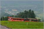 Regio 152 von Altsttten Stadt erscheint auf der Bildflche unterhalb der Haltestelle Kreuzstrasse. Im Hintergrund ist Altsttten im Rheintal zu sehen. (12.06.2008)