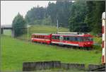 Nachdem der Regio 151 die Stossstrasse unterfahren hat wird er sie gleich auf einem Niveaubergang ein zweites Mal berqueren.
(12.06.2008)