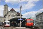 Im Nebenbahnhof St.Gallen vor dem imposanten Postgebude warten Be 4/8 (TB) und BDeh 4/4 15 (SGA), jetzt beide Appenzeller Bahnen, auf die Abfahrtszeit.