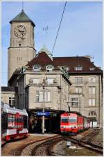 Nebenbahnhof St.Gallen mit Zug der Appenzeller Bahnen (rechts) und einem Zug der Trogenerbahn (links) und der Hauptpost mit dem markanten Turm.(21.10.2013) 