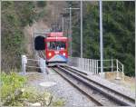 BDeh 1/2 der RhW hat auf der Bergfahrt nach Walzenhausen den Schutztunnel verlassen und berquert soeben die Griffelbach-Brcke. (14.04.2008)