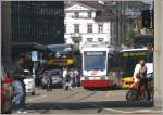 Be 4/8 32 bahnt sich einen Weg durch das furchtbare Durcheinander aus Bussen, Privatautos und Fussgngern auf dem St.Galler Bahnhofsplatz.