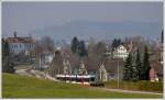 Be 4/8 nach Trogen hat die Haltestelle Notkersegg mit dem gleichnamigen Kloster dahinter soeben verlassen. (24.03.2011)