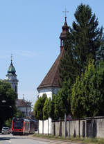 ASm: Kunstdenkmäler entlang der ASm-Strecke Solothurn-Niederbipp-Oensingen-Langenthal-St. Urban, fotografiert am 18. Juli 2017.
Alte Klosterkirche St. Josef (neu Haus der Kunst) Solothurn mit Be 4/8 112 STAR.
Foto: Walter Ruetsch