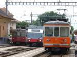 asm - Be 4/4 101 bei Probefahrt neben dem einfahrendem Regelzug mit Be 2/6 506 nach Biel und dem wartenden Kieszug mit Be 4/4 525 im Bahnhof von Tuffelen am 22.07.2008