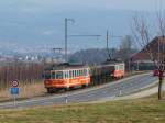 asm Seeland - Kieszug mit den Be 4/4 302 mit 3 Kieswagen sowie der Be 4/4 101 am Schluss zwischen Mrigen und Gerolfingen am 07.03.2012