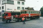 ASm: Als Clubbeizli  Bumlisi  der Solothurner Eisenbahnamateure Rttenen hat der ASm Bt 152 (ex SZB/BTI) berlebt. Weil er bei der ASm nicht mehr bentigt wurde, konnte er bereits im Jahre 2002 ausrangiert werden. Von den Clubmitgliedern wurde er whrend der Freizeit im ehemaligen SNB-Depot Wiedlisbach aufgearbeitet. Am 19. September 2002 wurde er im Industriegebiet auf einen Lastenzug verladen und auf vielen Umwegen nach Rttenen gebracht. Die Aufnahme des Schwertransports ist whrend der Durchfahrt Langenthal entstanden. Bild gescannt.
Foto: Walter Ruetsch