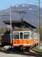 Triebwagen Be 4/4 301 + Steuerwagen und im Hintergrund Triebwagen Be 4/4 303 + Steuerwagen im Bahnhof von Niederbipp am 006.04.2007