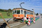 Baustellenbedingt pendelt der alte Be 4/4 104 zwischen Solothurn und Flumenthal, hier steht der Triebwagen an der provisorischen Endhaltestelle Flumenthal, 22.10.2016.