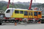 Der neue Be 4/6 101  Eiger  der am 13.5.24 in Lauterbrunnen vom Tieflader gehoben wird.