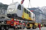 Nachdem am 13.5.24 der zweite neue Zugteil Be 4/6 101  Eiger  gehoben wurde, wurde der Castor-Pollux Transporter unter dem Zug positioniert.