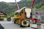 Die ersten Meter werden mit dem ersten Zugteil des Be 4/6 101 auf dem Castor/Pollux am 13.5.24 beim Bahnhofplatz Lauterbrunnen zurückgelegt.