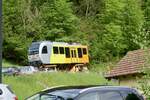 Der Transport mit dem Be 4/6 101  Eiger  am 13.5.24 am Waldrand in Lauterbrunnen.