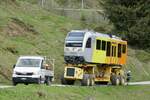 Das Begleitfahrzeug mit dem Transport des Be 4/5 101  Eiger  am 13.5.24 kurz vor der Winteregg.