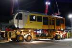 Der zweite Zugteil Be 4/6 103  Jungfrau  wurde wieder abgesenkt als der Castor/Pollux Transporter drunter fuhr am 21.10.24 in Lauterbrunnen.