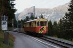 BLM Bergbahn Lauterbrunnen-Mürren: CFe 2/4 (SIG/MFO 1913), Zug Grütschalp-Mürren, Mürren, 20. Oktober 2024. An diesem Sonntag verkehrten dieser Triebwagen und der BDe 4/4 23 (SIG/BBC/SAAS 1967) vor ihrem Abtransport letztmals auf ihrer angestammten Strecke. Den dritten Umlauf versahen an diesem Tag die neuen Be 4/6 101  Eiger  (am Vormittag) und 102  Mönch  (am Nachmittag). Der CFe 4/4 11 fuhr nachmittags fahnengeschmückt: mit der Schweizerflagge auf der Front Seite Grütschalp und der Bernerfahne Seite Mürren. Der nach rechts oben schreitende Bernerbär irritiert:  Es ist die Fahnenrückseite. Dies erinnert an die vor Jahren geführten heraldischen Diskussionen um die Richtigkeit der an Berner Trams angebrachten Wappen: Das Wappentier habe der Gefahr entgegenzusehen, diese drohe beim Tram von Vorne ... Seither schreitet der Bär auf der rechten Wagenseite der Berner Trams nach rechts, er fährt also stets vorwärts durch die Stadt Bern.