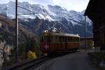 BLM Bergbahn Lauterbrunnen-Mürren: CFe 2/4 11 (SIG/MFO 1913), Zug Mürren-Grütschalp, Mürren, 20. Oktober 2024 (letzter Betriebstag dieses Triebwagens vor seiner Abgabe an das Verkehrshaus in Luzern und seinem Abtransport). 