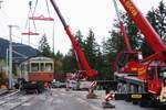 BLM Bergbahn Lauterbrunnen-Mürren: Be 4/4 31 (SWS/MFO 1966, ex OJB Be 4/4 82), Abheben des Wagenkastens von den Drehgestellen, Winteregg, 24. Oktober 2024. Der Triebwagen 31 wurde auf der Winteregg soweit zerlegt, dass er mit Lastwagen zur Verschrottung abtransportiert werden konnte. Am Mittag des 29. Oktobers 2024 war der Zerlegeplatz besenrein geräumt: Nichts erinnerte dort mehr an den Be 4/4 31. Dieser Triebwagen war 2010 zur BLM gelangt. Den Transport auf den Alp- und Forstwegen nach der Winteregg hatte damals auch der Spezialtransporter  Castor und Pollux  übernommen (allerdings via Isenfluh).