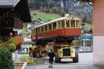 BLM Bergbahn Lauterbrunnen-Mürren: CFe 2/4 11 (SIG/MFO 1913), Transport Winteregg-Lauterbrunnen mit dem Spezialfahrzeug  Castor und Pollux , Lauterbrunnen, 24.