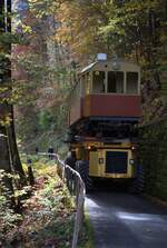 BLM Bergbahn Lauterbrunnen-Mürren: CFe 2/4 11 (SIG/MFO 1913), Transport Winteregg-Lauterbrunnen mit dem Spezialfahrzeug  Castor und Pollux , Tripfi/alte Isenfluhstrasse, Lauterbrunnen, 24. Oktober 2024.