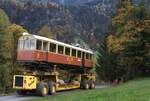 BLM Bergbahn Lauterbrunnen-Mürren: CFe 2/4 11 (SIG/MFO 1913), Transport Winteregg-Lauterbrunnen mit dem Geländetransporter  Castor und Pollux , Sousberg/alte Isenfluhstrasse, Lauterbrunnen, 24. Oktober 2024. Der  Castor und Pollux  wurde gebaut für Transporte von schweren Lasten im alpinen Gelände (wie beispielsweise Bobinen mit Seilbahnkabeln). Die Transporte auf den Alp- und Forstwegen zwischen Winteregg und Lauterbrunnen (Triebwagen 11, 21 bis 23 talwärts und 101 bis 103 bergwärts) besorgte die Wipfli AG, 6454 Flüelen, in Zusammenarbeit mit der Mountain-Trans AG, 6064 Kerns (Eigentümerin des  Castor und Pollux ). Die Kranarbeiten erledigte die Emil Egger AG, 9016 St. Gallen. 