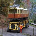 BLM Bergbahn Lauterbrunnen-Mürren: CFe 2/4 11 (SIG/MFO 1913), Taltransport Winteregg-Lauterbrunnen mit dem Spezialfahrzeug  Castor und Pollux , Vollzug einer Spitzkehre, Einmündung des Weges Winteregg-Alpweg in die alte Isenfluhstrasse, Lauterbrunnen, 24. Oktober 2024. 