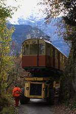 BLM Bergbahn Lauterbrunnen-Mürren: CFe 2/4 11 (SIG/MFO 1913), Taltransport Winteregg-Lauterbrunnen mit dem Spezialfahrzeug  Castor und Pollux , Alpwegwald, Lauterbrunnen, 24.