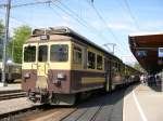 In den alten BOB-Farben prsentiert sich am 13.07.2005 der Triebwagen ABeh 4/4 II 311  Grindelwald  vor R 251/151 in Interlaken Ost.