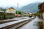 Wilderswil 1983: Ein Zug der Berner Oberland Bahnen mit ABeh 4/4 I 305 erreicht soeben den Bahnhof Wilderswil  