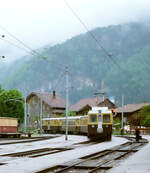 Ein Zug der Berner Oberland Bahnen mit ABeh 4/4 I 305 erreicht soeben den Bahnhof Wilderswil (1983)