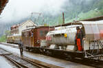 Ein Zug der BOB mit einer Ellok der Reihe HGe 3/3, wobei es der Bahnhof von Lauterbrunnen sein könnte (05.1983)