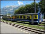 Abgestellte Personenwaggons der BOB im Bahnhof Interlaken-Ost, aufgenommen am 25.07.2008. Als ich 2003 in Interlaken war trugen die BOB-Fahrzeuge noch ihr altes Farbschema mit den Brauntnen. Insofern war der Anblick zunchst etwas gewhnungsbedrftig (auch wenn hier bei bahnbilder.de schon gesehen), aber letztlich muss ich sagen, dass mir die neuen Farben ganz gut gefallen.