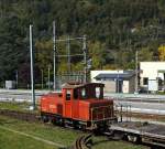 Berner Oberland-Bahn Rangierlok BOB 1 (CHRIGEL) eine Tm 2/2 am 30.09.2011 in Interlaken Ost, vor dem Depot der Ballenberg Dampfbahn. Aufnahme aus fahredem Zug.