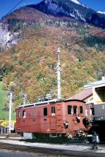Die alten Lokomotiven der Berner Oberland Bahn - Lok 25: Vor einem Wagen in Freiluft-Revision, Zweilütschinen, 13.Oktober 1968. 